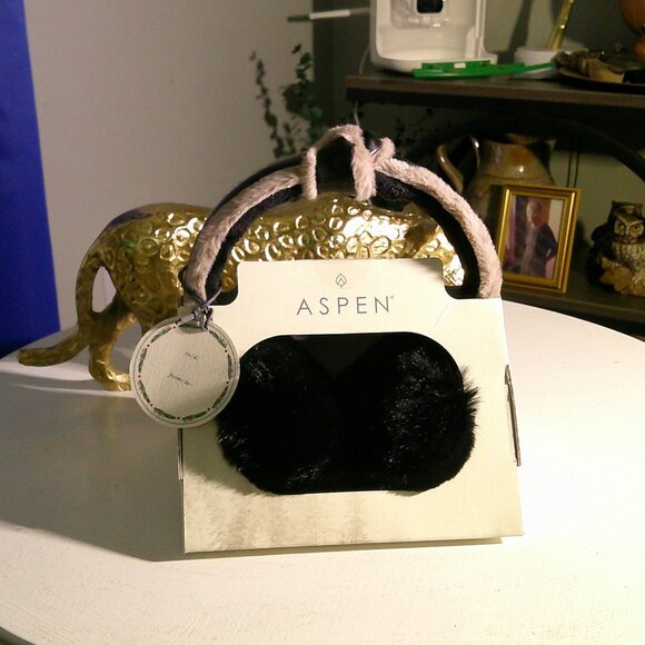 Adjustable Women's Fluffy Earmuffs - Picture 3 of 3